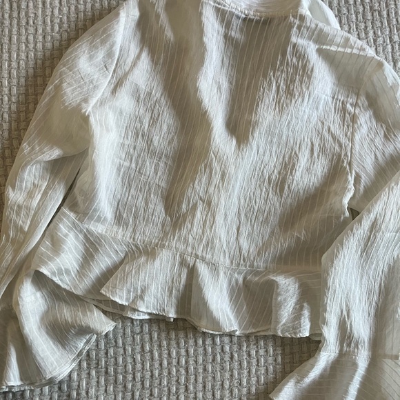 NWT! Zara white ruffle Textured blouse size M - Picture 2 of 5